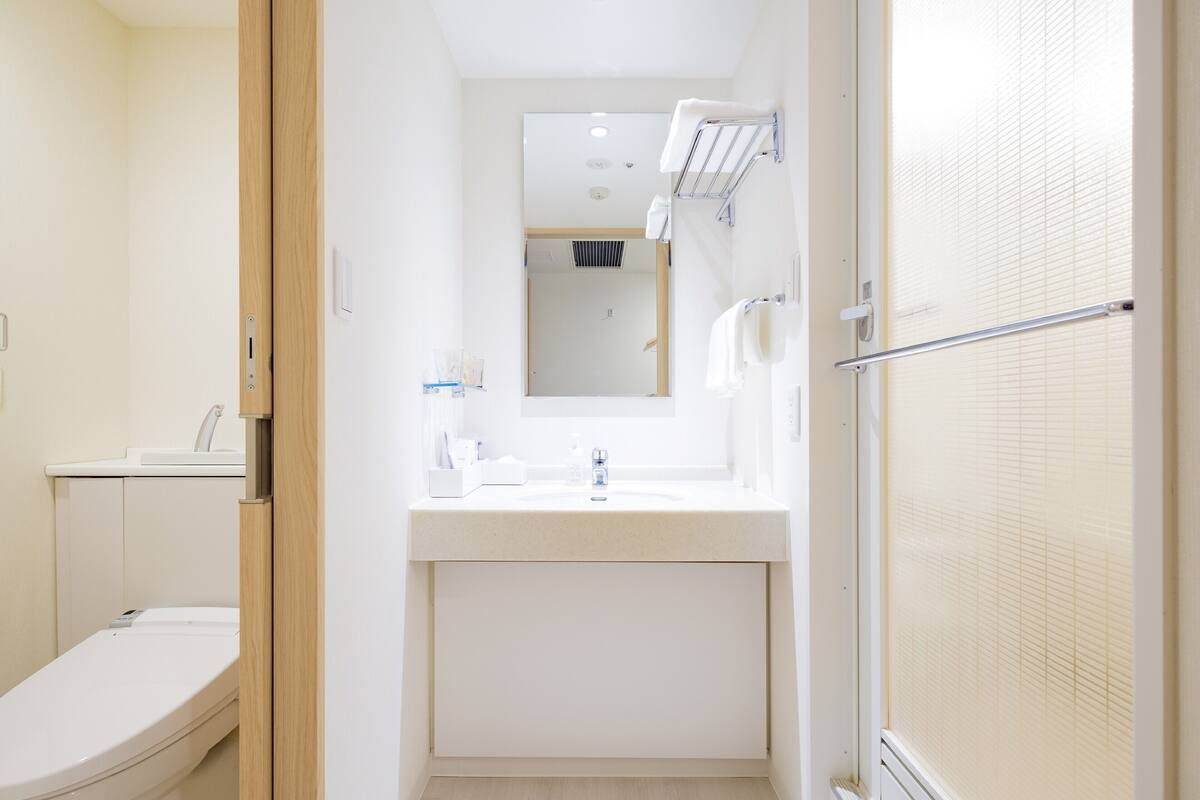 family triple room, non smoking | bathroom | electronic bidet, towels