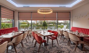 2 ravintolaa, joissa tarjoillaan aamiainen; italialainen keittiö