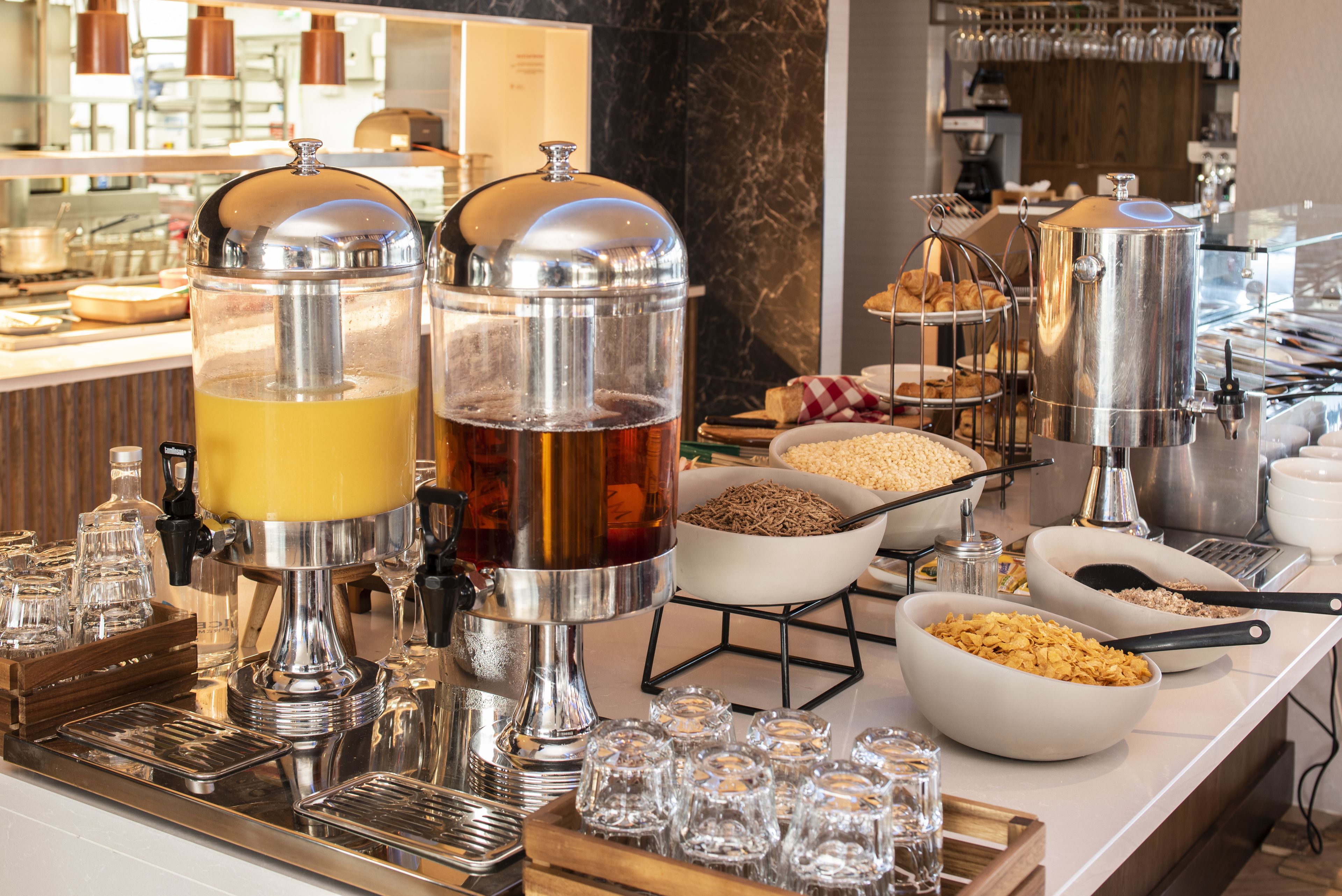 2 restaurantes; se sirven desayunos, almuerzos, cenas y cocina italiana 