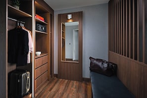 Deluxe Balcony Room | 1 dormitorio, ropa de cama de alta calidad, minibar y caja fuerte