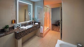 Rooftop Balcony Suite | Bathroom | Free toiletries, hair dryer, slippers, towels