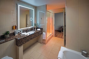 Rooftop Balcony Suite | Bathroom | Free toiletries, hair dryer, slippers, towels - Carlton Hotel Dublin Airport Hotel (Turnapin Great)