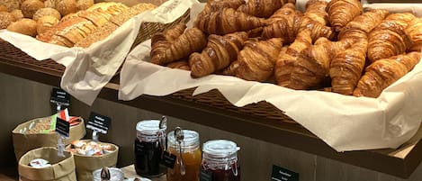 Daily continental breakfast (EUR 18.50 per person)