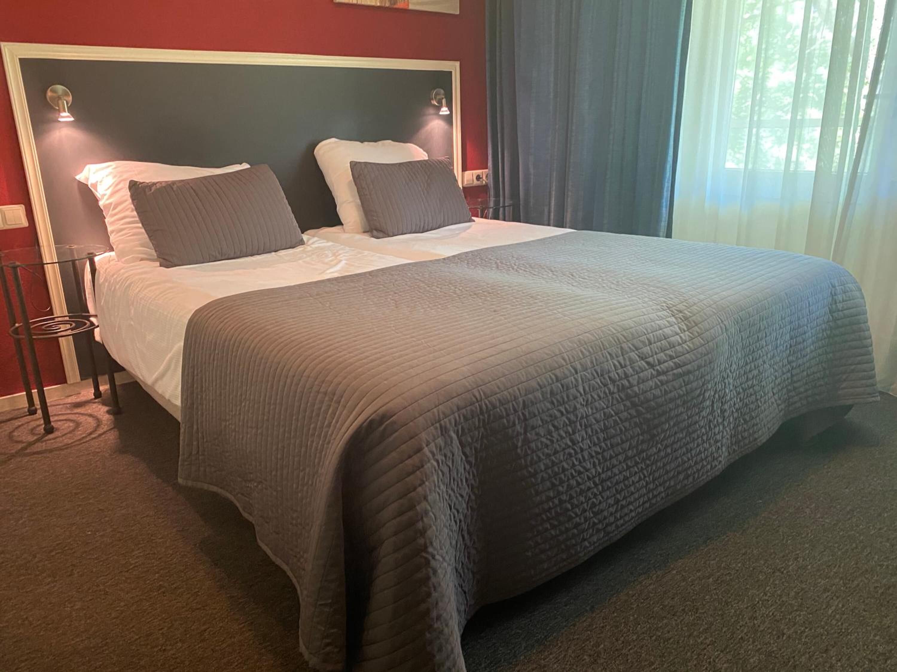 Escritorio, cunas (de pago), wifi gratis y ropa de cama