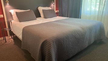 Escritorio, cunas (de pago), wifi gratis y ropa de cama