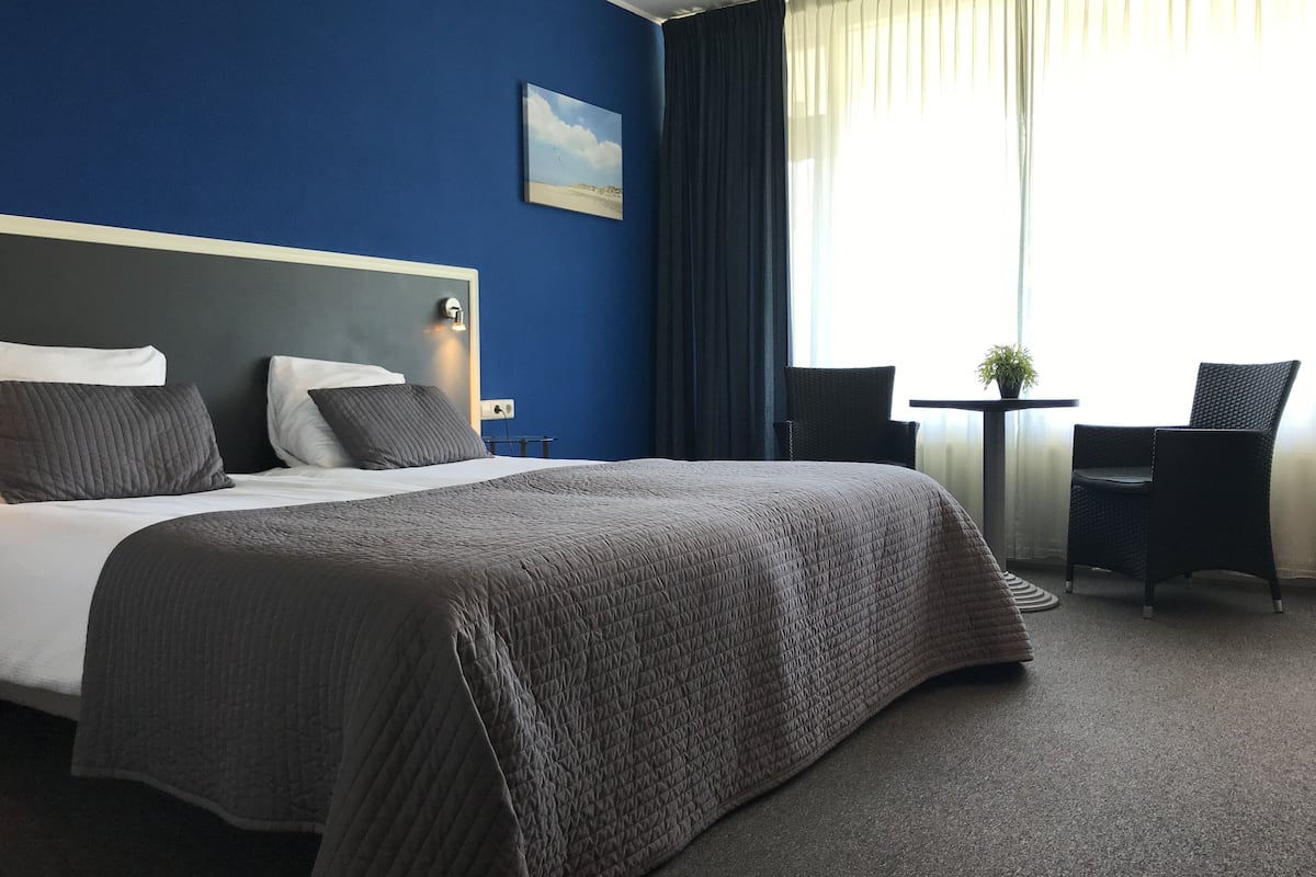 Escritorio, cunas, wifi gratis y ropa de cama 