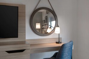 In-room safe, desk, blackout curtains, iron/ironing board - Hampton Inn Easley (Easley)