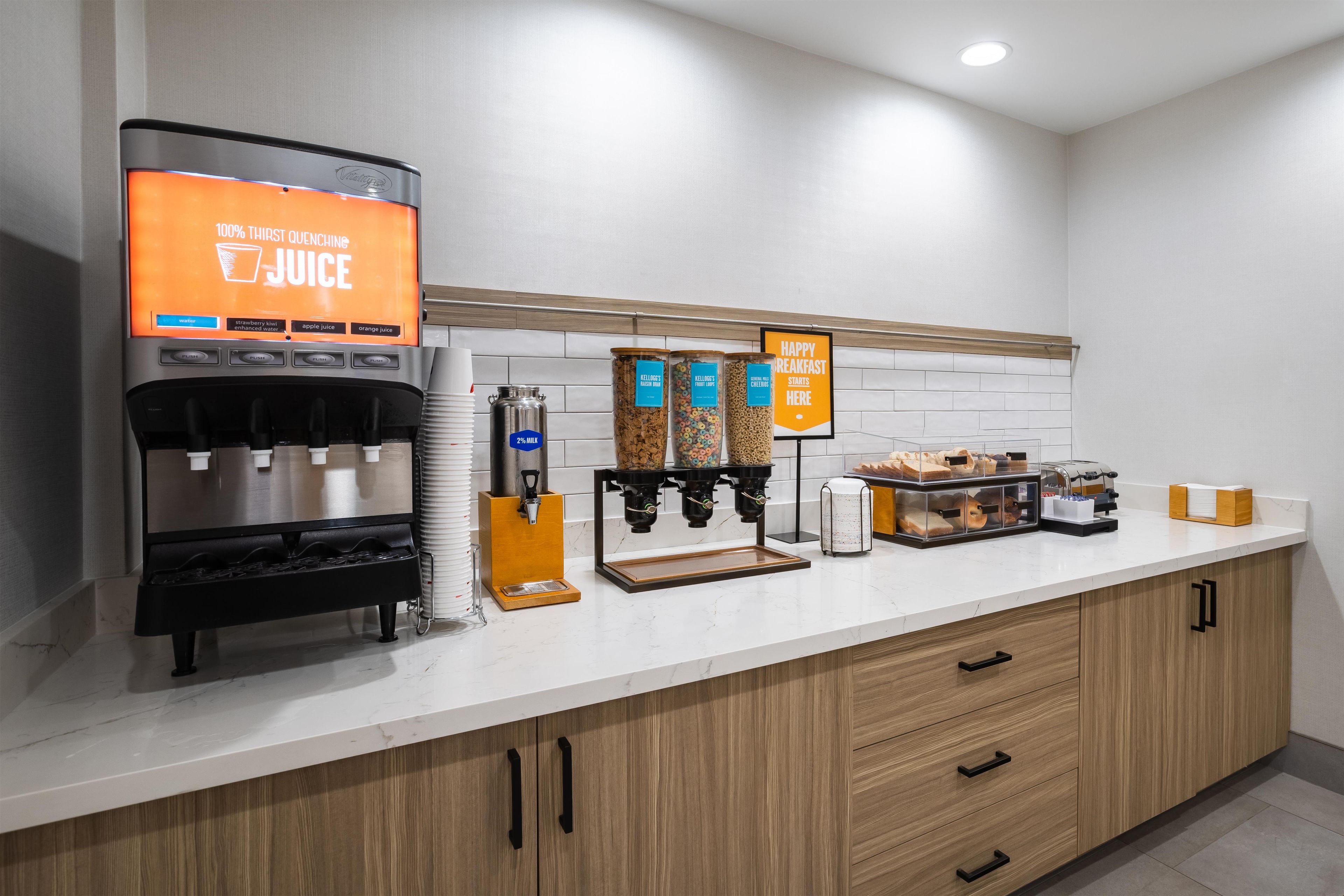 Un espace de libre-service où l’on peut se servir des boissons, avec un choix de jus, de lait et de céréales.