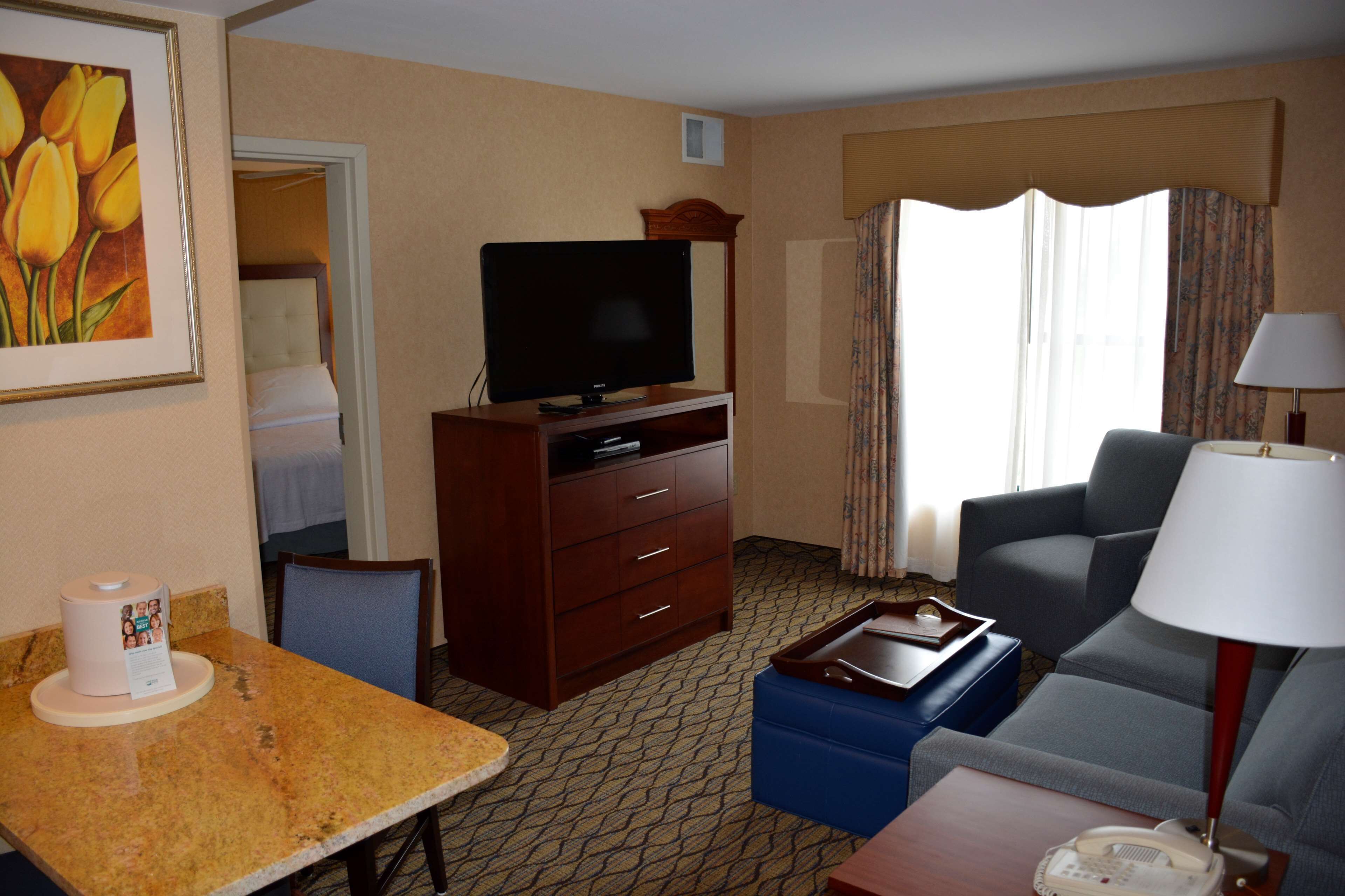 suite, 2 bedrooms, non smoking, 2 bathrooms | living area | 40-inch tv with cable channels