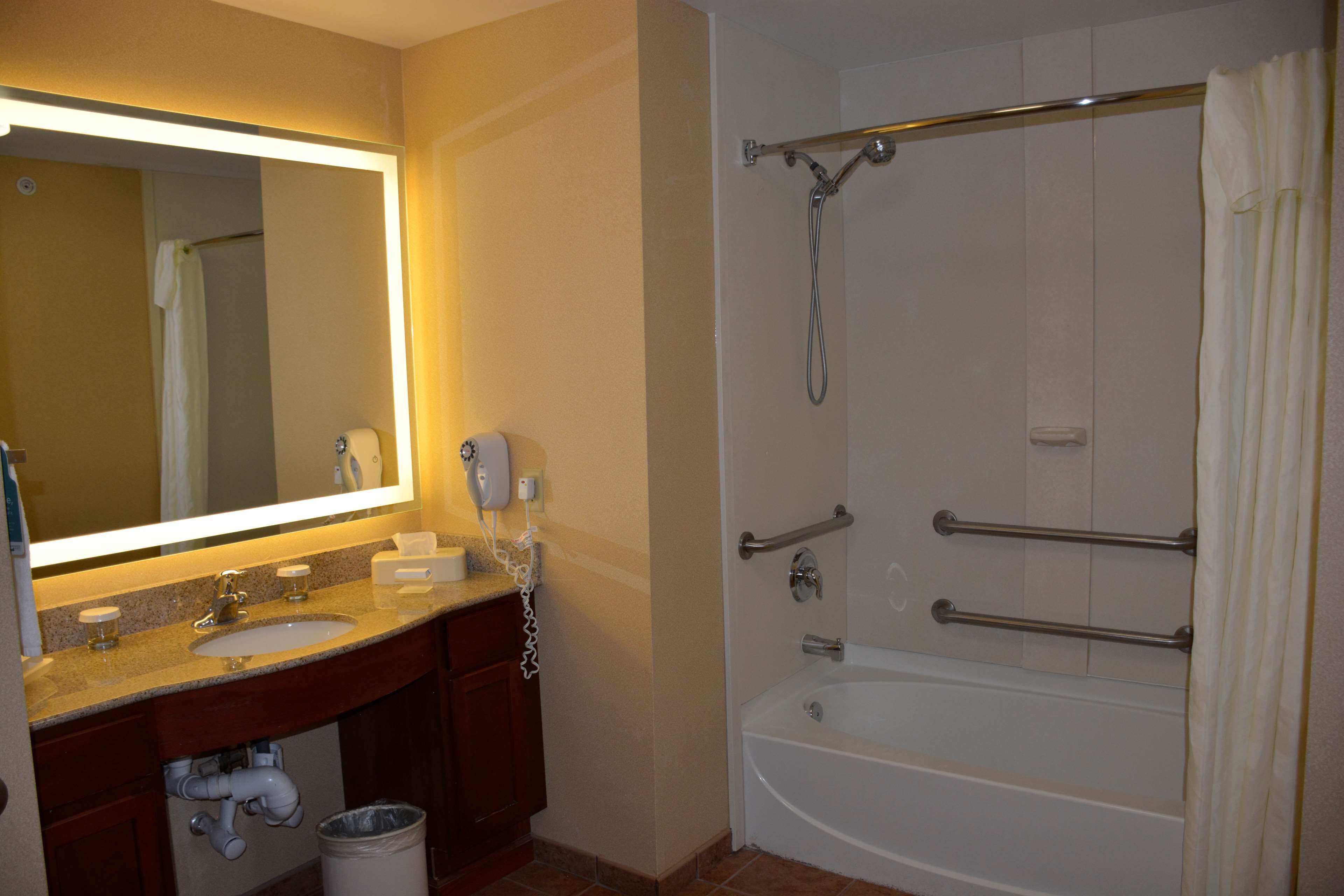 suite, 2 bedrooms, non smoking, 2 bathrooms | bathroom | free toiletries, hair dryer, towels, soap