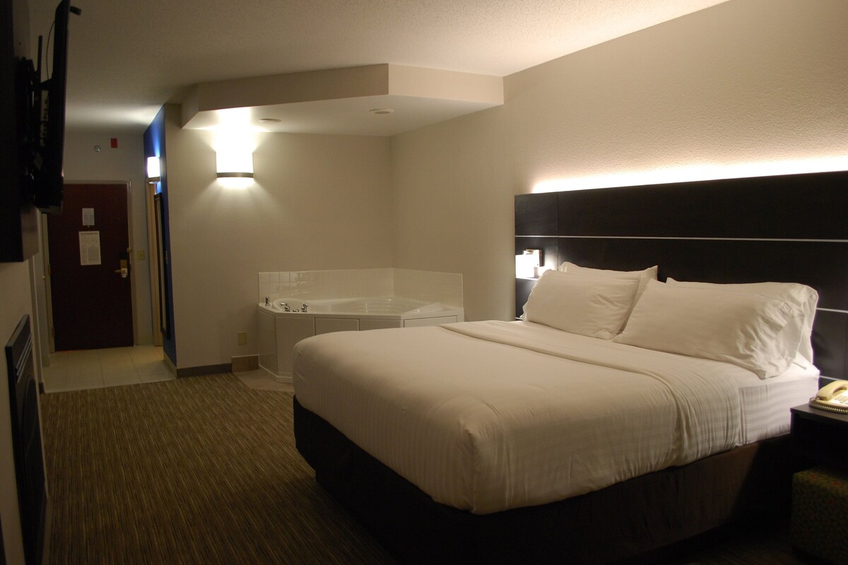 Standard Room, 1 King Bed | Desk, iron/ironing board, cribs (surcharge), WiFi (free)