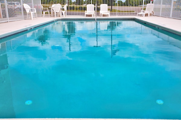 Holiday Inn Express Hotel & Suites Brooksville West By Ihg - Weeki Wachee, FL