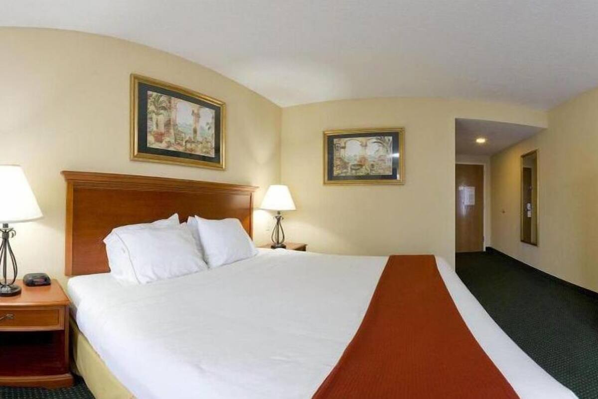 1 bedroom, in-room safe, desk, iron/ironing board