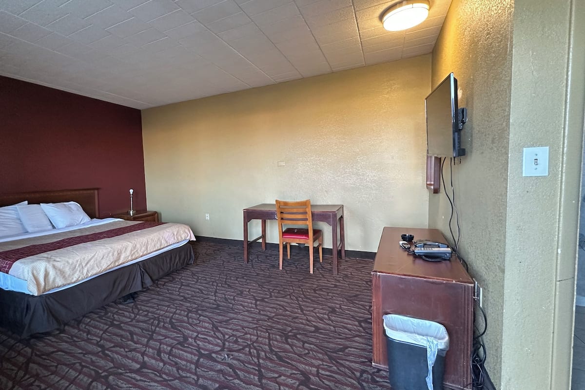 Iron/ironing board, free WiFi, bed sheets, alarm clocks