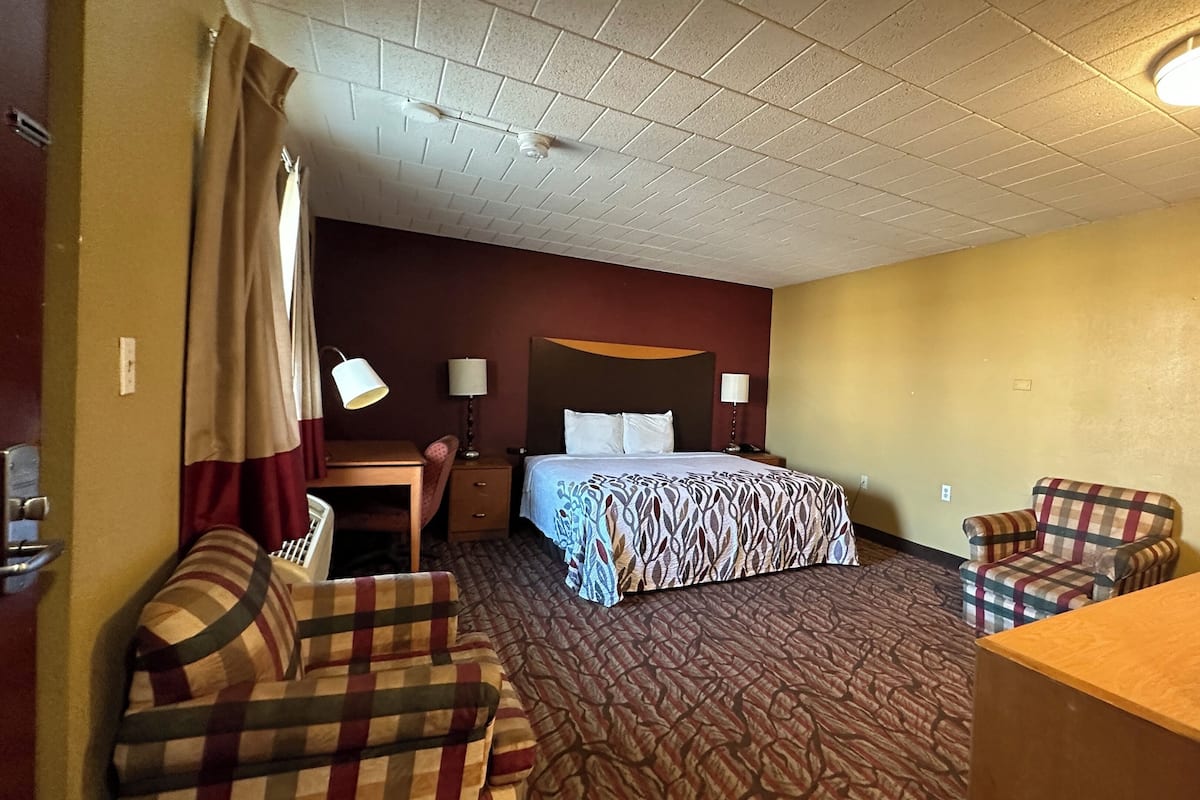 Iron/ironing board, free WiFi, bed sheets, alarm clocks