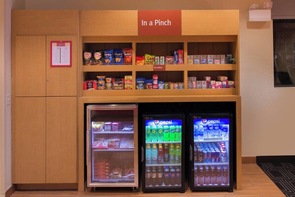 Zona de venta automática de snacks y bebidas con un letrero que dice “In a Pinch”.