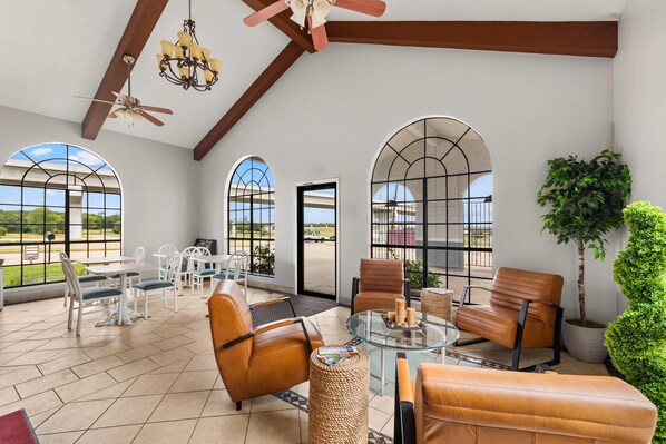 Lobby - Econo Lodge (Belton)