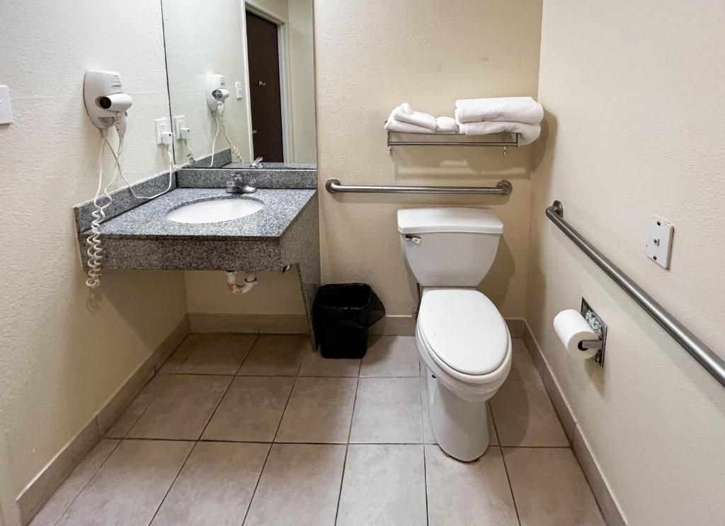 Combined shower/tub, free toiletries, hair dryer, towels