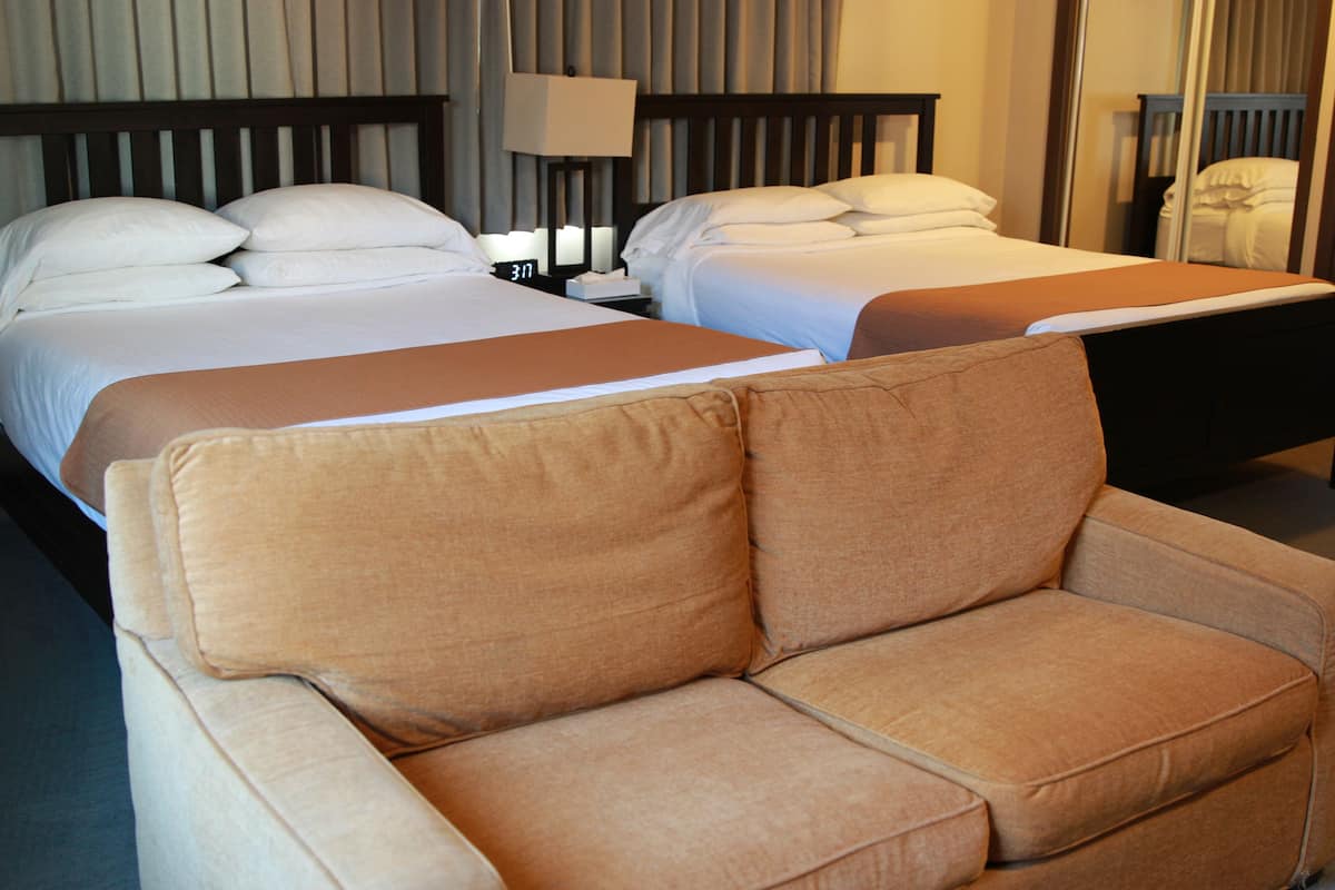 Luxe beddengoed, donzen dekbedden, een kluis op de kamer, een bureau