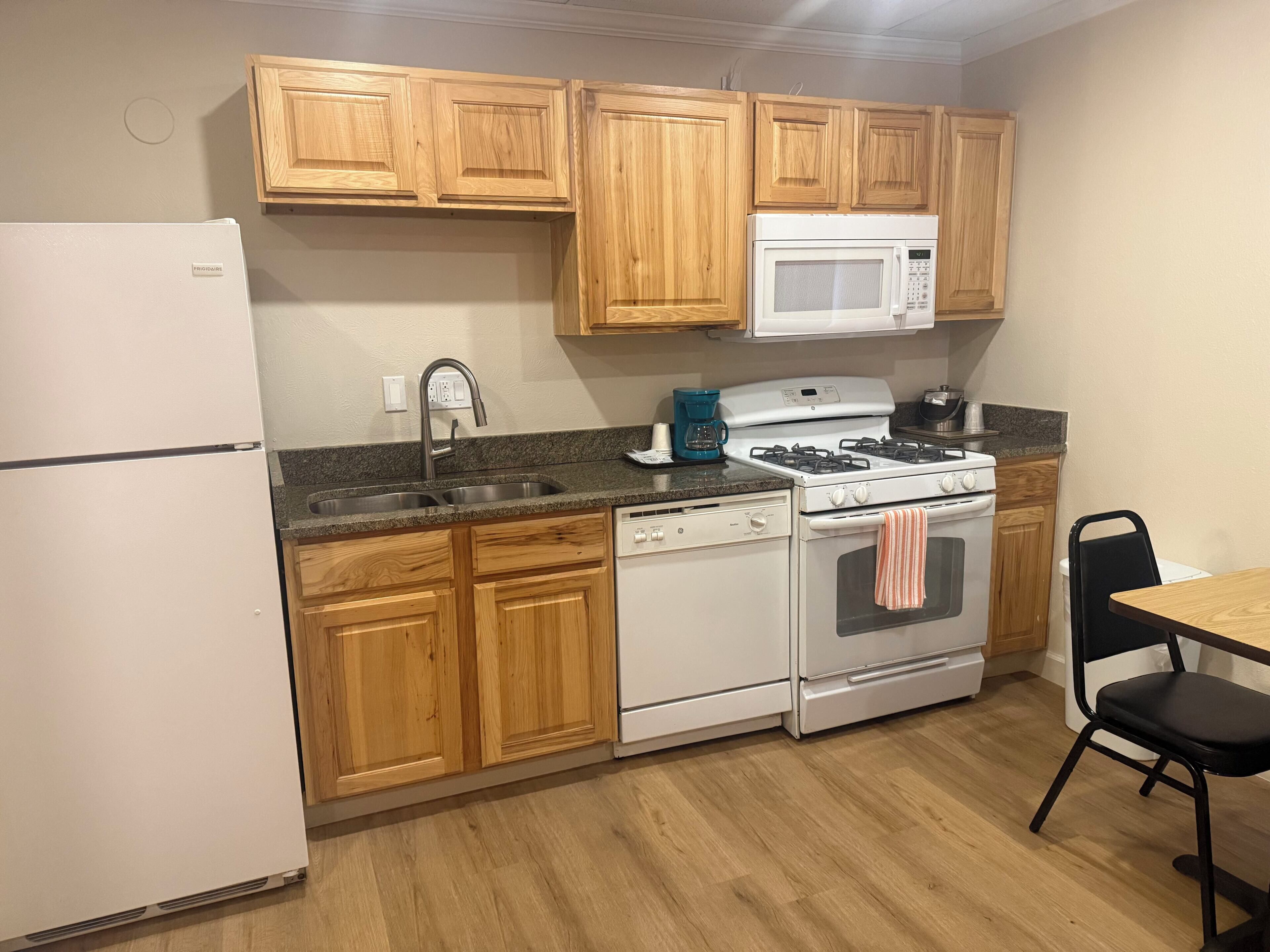 Deluxe Studio Suite, 2 Queen Beds, Kitchen | Private kitchen | Coffee/tea maker, microwave, dining tables