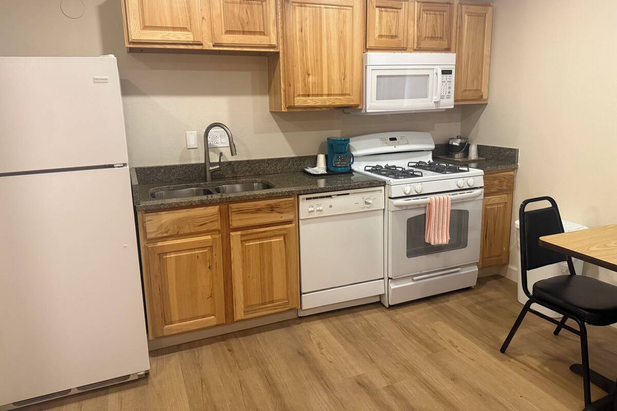 Deluxe Studio Suite, 2 Queen Beds, Kitchen | Private kitchen | Coffee/tea maker, microwave, dining table