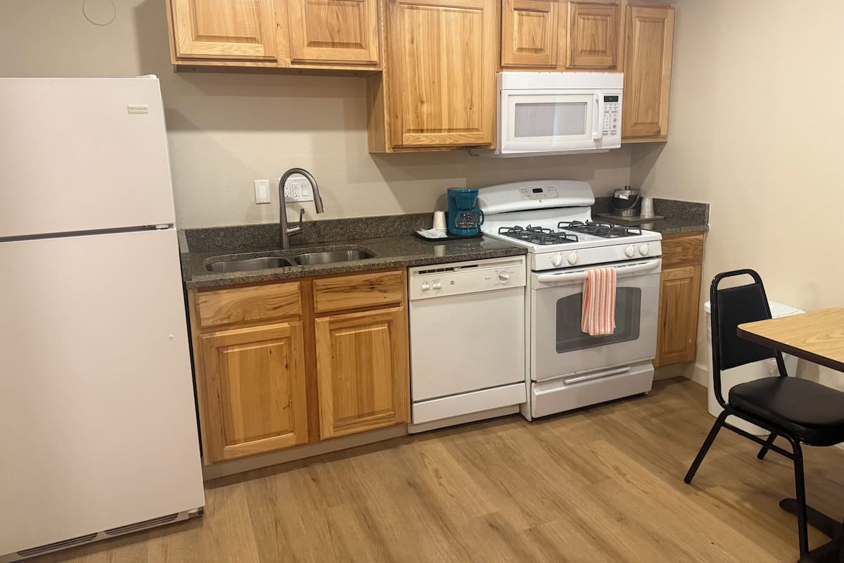 Deluxe Studio Suite, 2 Queen Beds, Kitchen | 私人厨房 | 茶具/咖啡用具、微波炉、餐桌