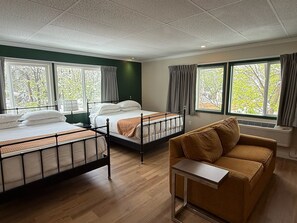 Deluxe Quadruple Room, 2 Queen Beds - Boulder Twin Lakes Inn (Boulder)