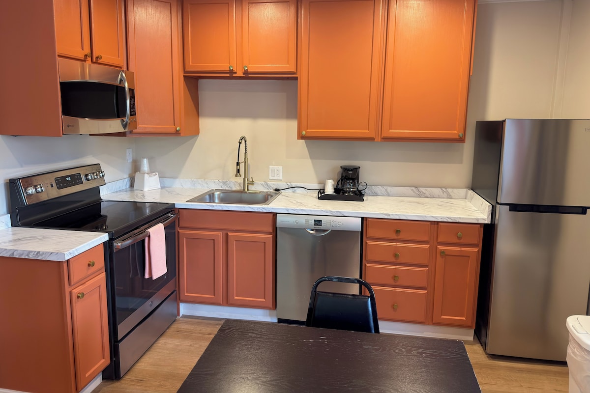 Deluxe Studio Suite, 2 Queen Beds, Kitchen | Ropa de cama de alta calidad, edredones de plumas, caja fuerte