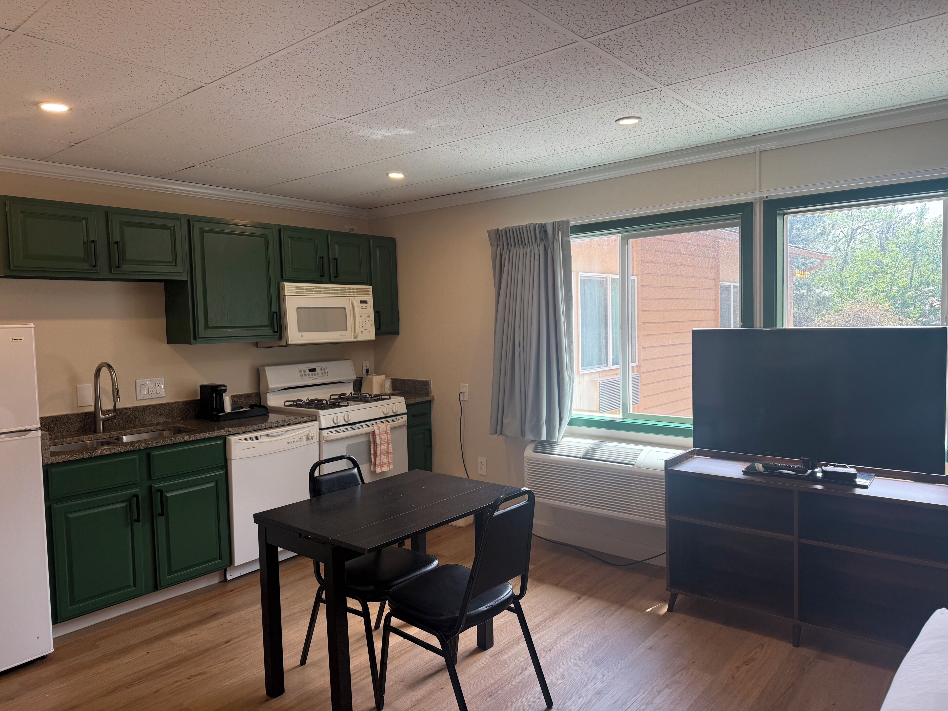 Deluxe Studio, 1 King Bed, Kitchen | 고급 침구, 오리/거위털 이불, 객실 내 금고, 책상