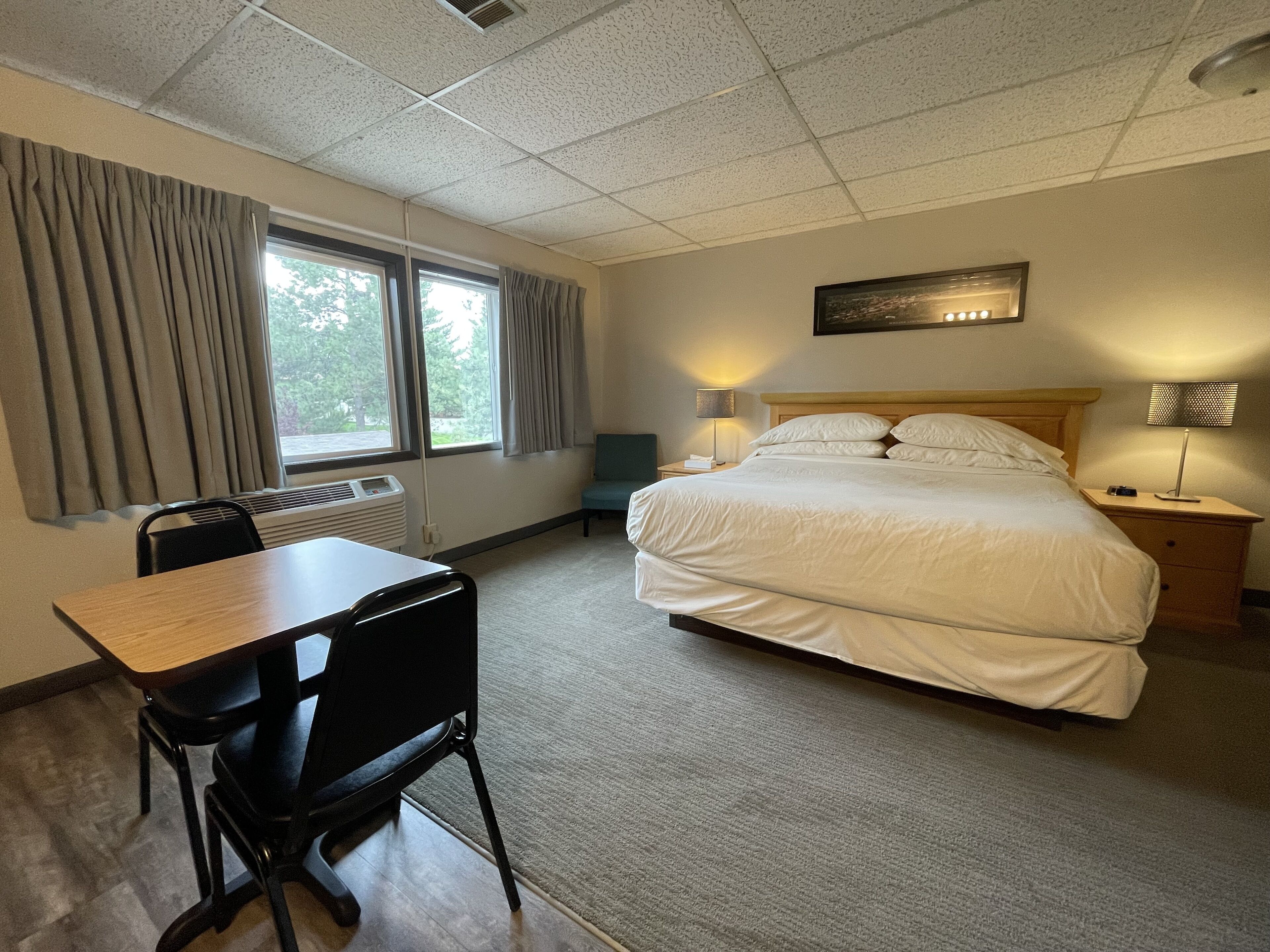 standard room, 1 king bed | premium bedding, down duvets, in-room safe, desk