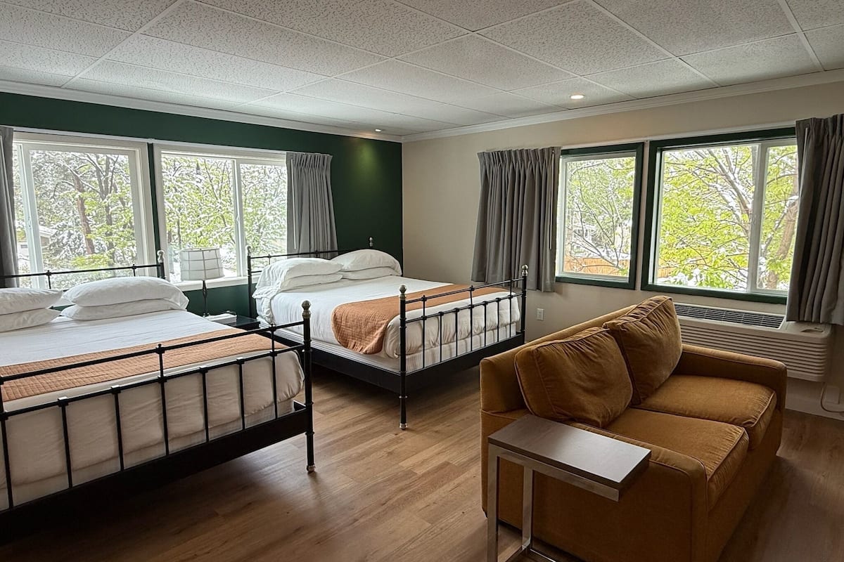 Deluxe Quadruple Room, 2 Queen Beds | 高級寢具、羽絨被、房內夾萬、書桌