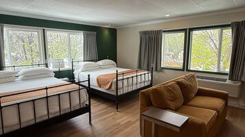 Deluxe Quadruple Room, 2 Queen Beds | Sengetøy av topp kvalitet, dundyner, safe på rommet og skrivebord