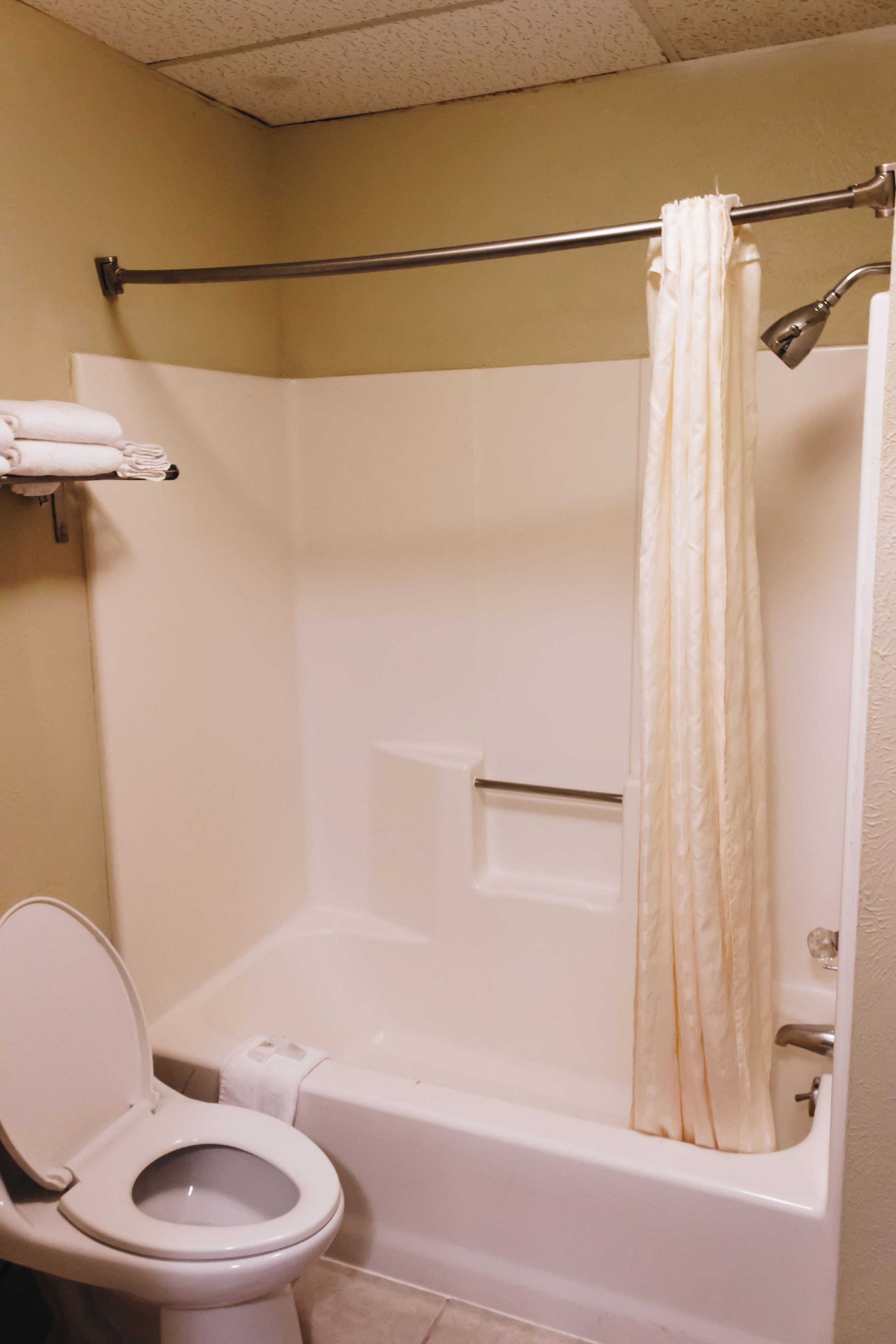 room, 1 king bed, accessible | bathroom | combined shower/bathtub, hair dryer, towels, soap