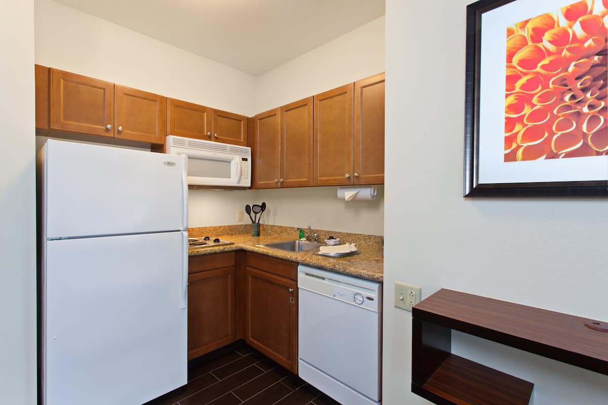 studio suite, 1 queen bed, kitchen | room amenity