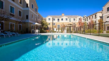 Una piscina al aire libre