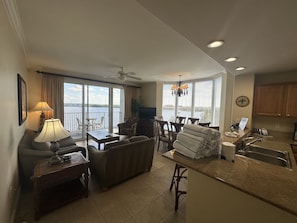 Condo, 2 Bedrooms | Ruang tamu