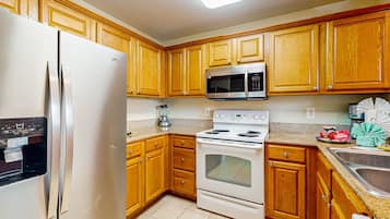 Condo, 1 Bedroom | Private kitchen