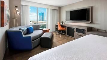 Caja fuerte, escritorio, cortinas opacas y tabla de planchar con plancha