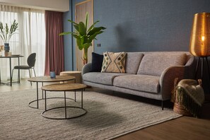 Executive Suite (max. 2 adults, 1 baby) | Área de estar | Smart TV 50 polegadas com canais a cabo, Netflix, serviços de streaming