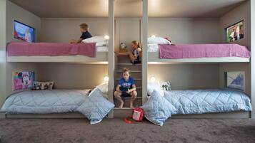 Family Room (6 Persons) | Premium bedding, minibar, in-room safe, desk