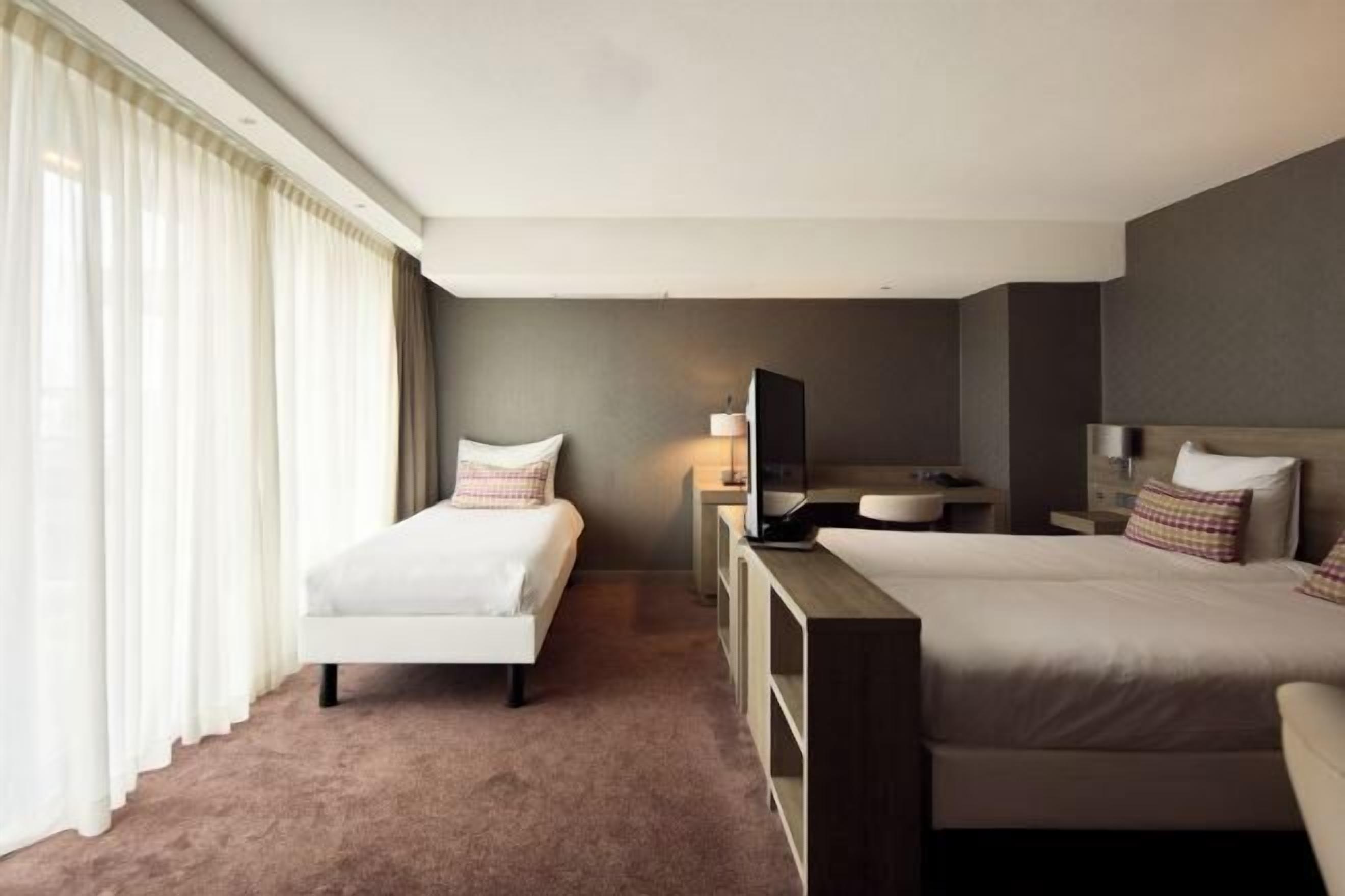 高級寝具、ミニバー、セーフティボックス (室内)、デスク