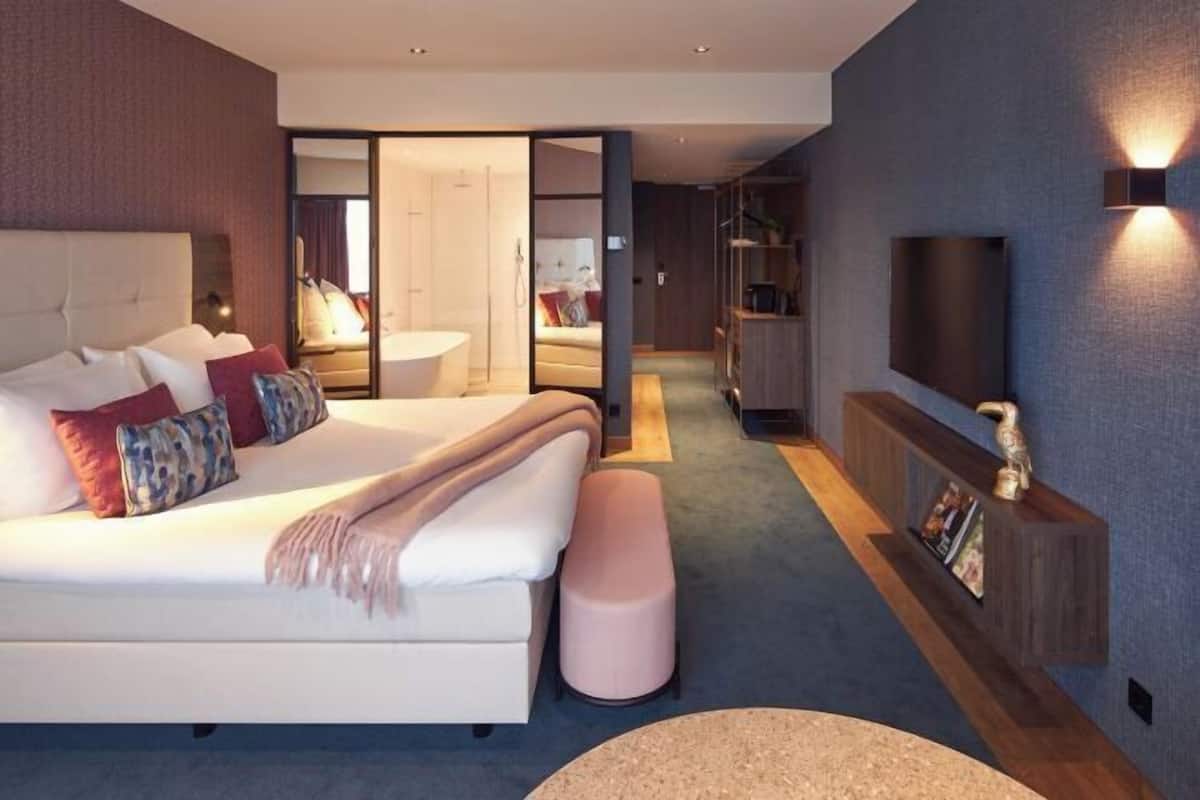 Premium bedding, minibar, in-room safe, desk