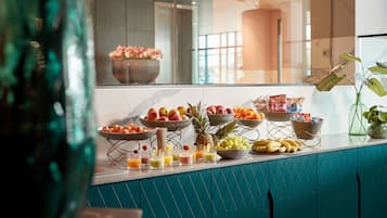 Un buffet de petit-déjeuner proposant une variété de fruits, de collations et de boissons.