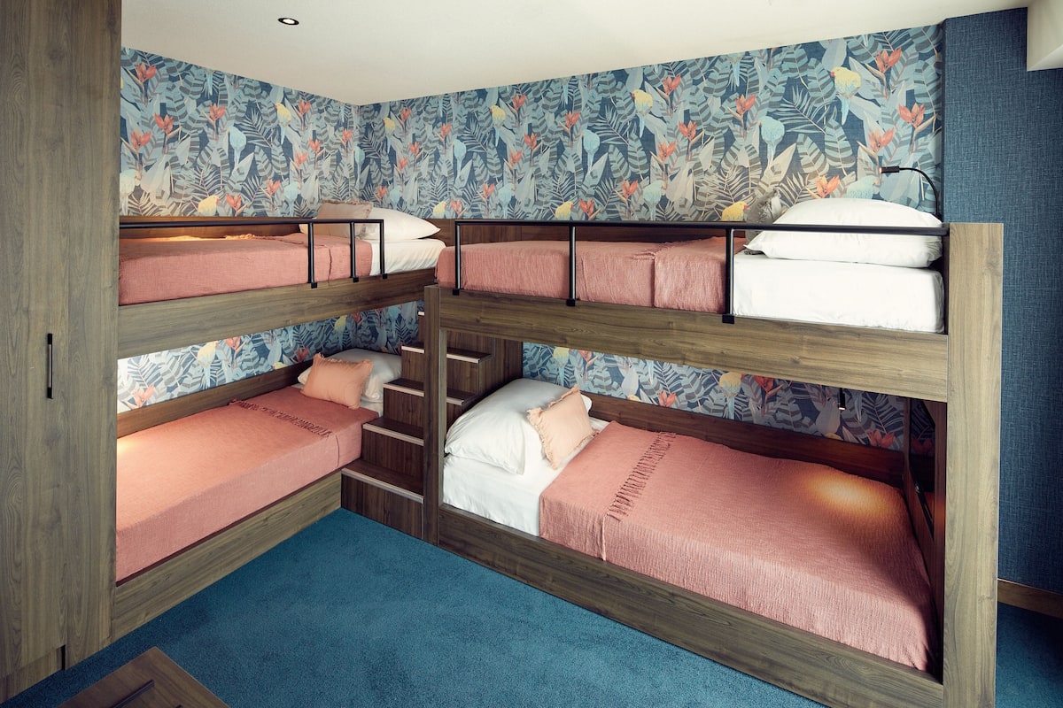Deluxe Family Room, 6 people | 고급 침구, 미니바, 객실 내 금고, 책상