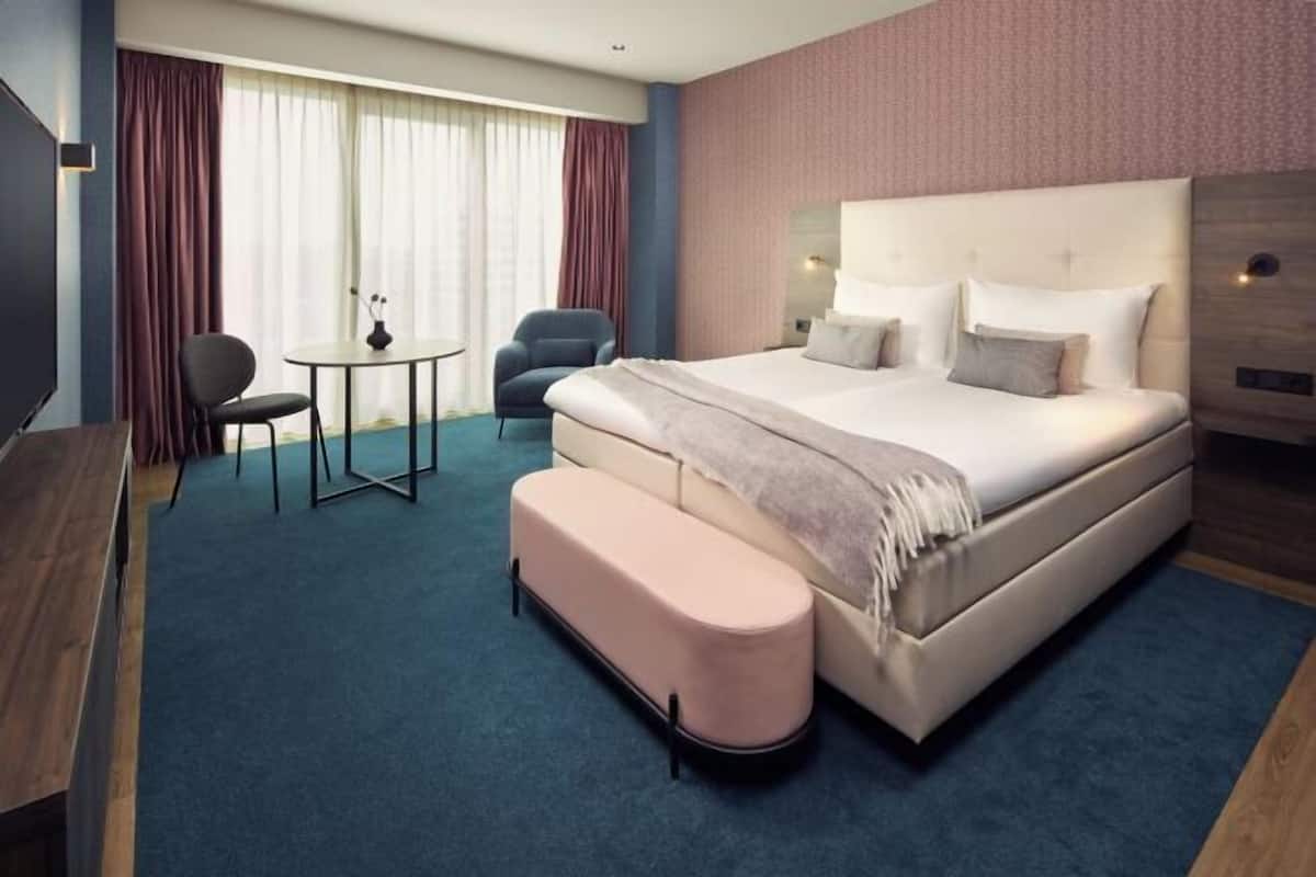 Premium bedding, minibar, in-room safe, desk
