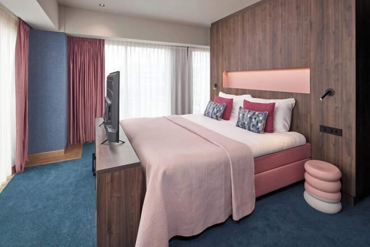 Premium bedding, minibar, in-room safe, desk