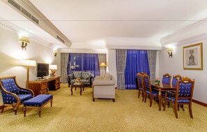 Premium Connecting 2 Bedroom Suite | Sala de estar | Una televisión LCD