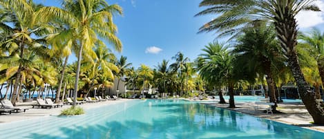 Piscine extérieure, parasols de plage, chaises longues