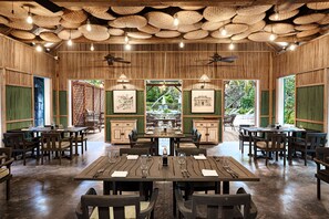 9 restaurants, breakfast, lunch, dinner served; international cuisine - The Ravenala Attitude (Balaclava)