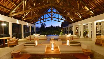 Área de estar no saguão